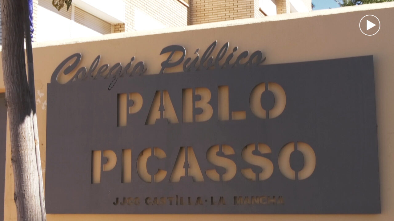 El Consejero de Educación visitas las mejoras en la cubierta del Colegio Picasso