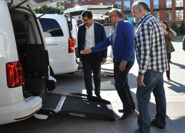 La Diputación posibilita la adaptación de cinco taxis para ayudar a normalizar la vida de personas con movilidad reducida