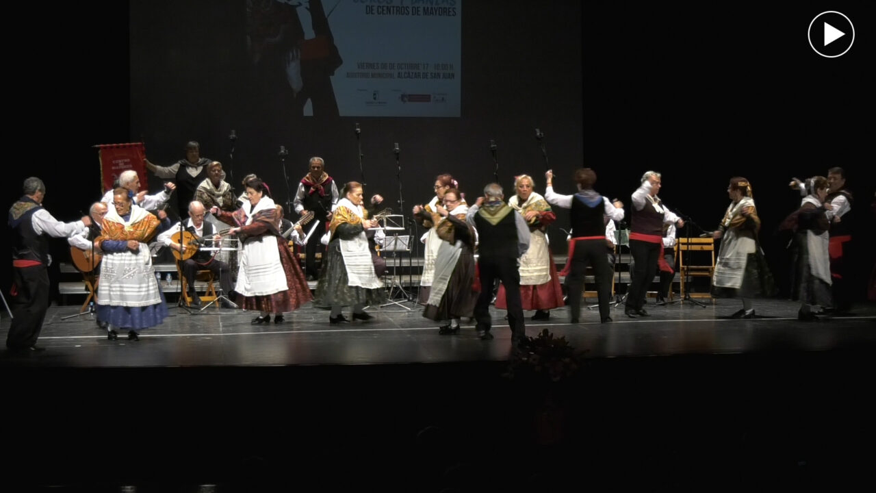 Doce Centros de Mayores participan en el II Encuentro Regional de Coros y Danzas en Alcázar