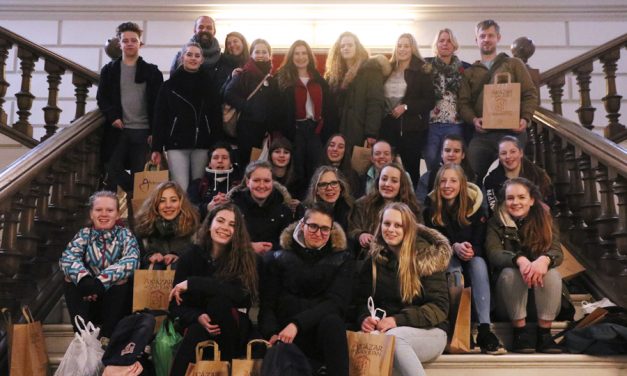 Veintidós alumnos holandeses del programa de intercambio visitan el Ayuntamiento alcazareño