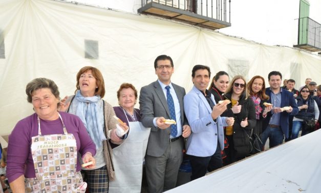 El presidente de la Diputación participa en la “Gran Fritada de huevos” de Almagro