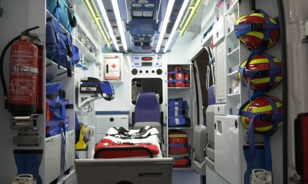 Cruz Roja Alcázar recupera sus instalaciones y presenta su nueva ambulancia