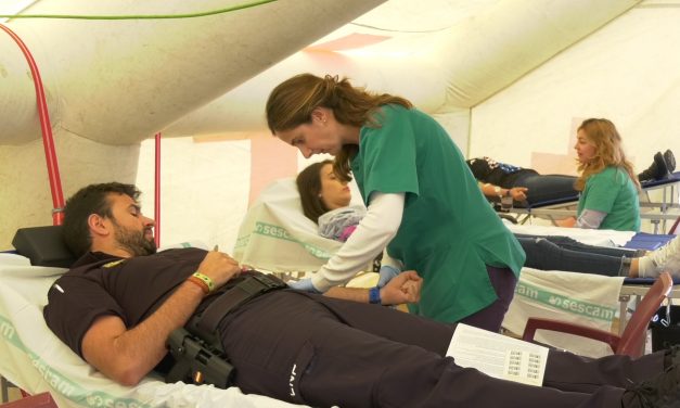 El punto de extracción de sangre de la Plaza de España congrega a 70 donantes, 20 de ellos nuevos usuarios