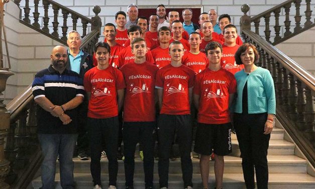 Recepción del equipo cadete de la Escuela de Fútbol en el Ayuntamiento tras su ascenso a Liga Regional