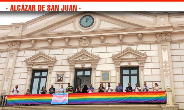 El balcón del Ayuntamiento de Alcázar se engalana con la bandera arcoiris con motivo de la celebración del Día Internacional del Orgullo LGTBI