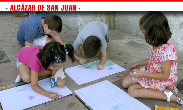 El XIII Certamen Infantil y Juvenil de Dibujo Nocturno José Luis Samper, reúne un gran número de niños y niñas de todas las edades