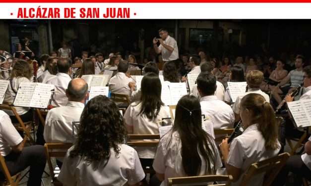 Gran cantidad de espectadores en la actuación de la Agrupación Musical Santa Cecilia en los Escenarios de Verano 2018