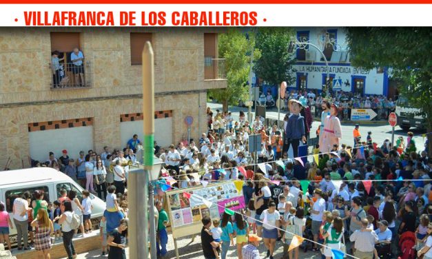 Villafranca de los Caballeros arranca su Feria y Fiestas con el pasacalles y el chupinazo lanzado desde el balcón del Ayuntamiento