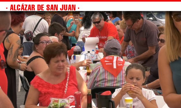 Numerosas cuadrillas inundan la Plaza de España con las demostraciones gastronómicas en torno a la música en la Feria de Día de Alcázar de San Juan