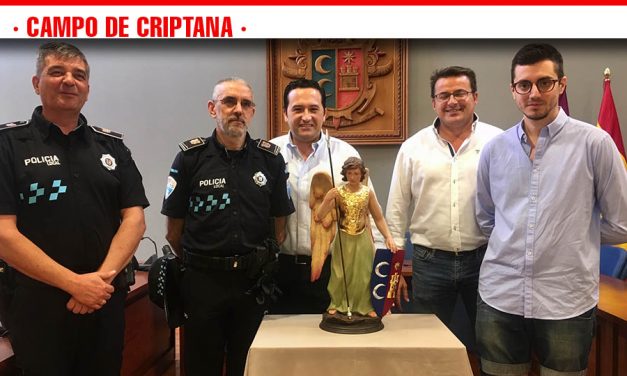 El Ayuntamiento regala a la Policía Local una imagen de un ‘Ángel Custodio’ con motivo de la festividad de su patrón