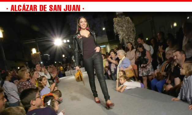 La moda en la calle de la Fashion Night Out congrega a cientos de personas en torno al eje comercial de Alcázar de San Juan