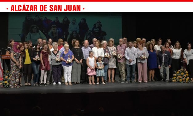 Gala del 30º aniversario de la  implantación de los Servicios Sociales con homenajes y reconocimientos a sus trabajadores
