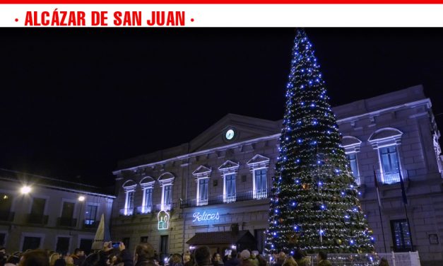 Alcázar de San Juan da la bienvenida a la Navidad con el encendido de luces del gran árbol de Navidad y la zona comercial