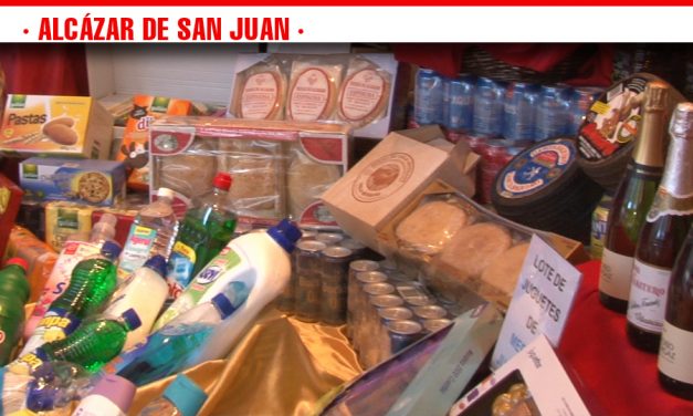 La Cofradía del Santo Entierro presenta su cesta de Navidad con más de 100 productos valorada en 10.000 euros