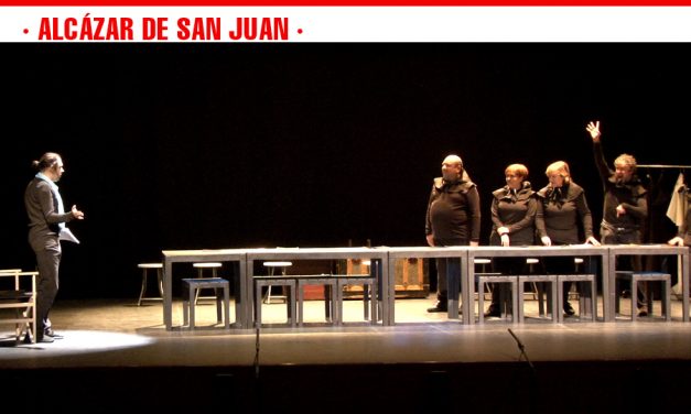El grupo de teatro ‘La Ruina’ formado por actores y actrices con discapacidad visual grave representan ‘Ensayando a un Don Juan’ en el Auditorio Municipal