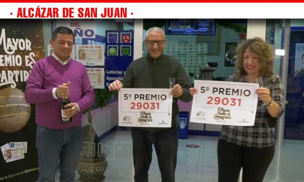 Alcázar de San Juan reparte una serie del 29031 de la Lotería de Navidad en el ‘El Quijote de Oro’ del Centro Comercial Carrefour