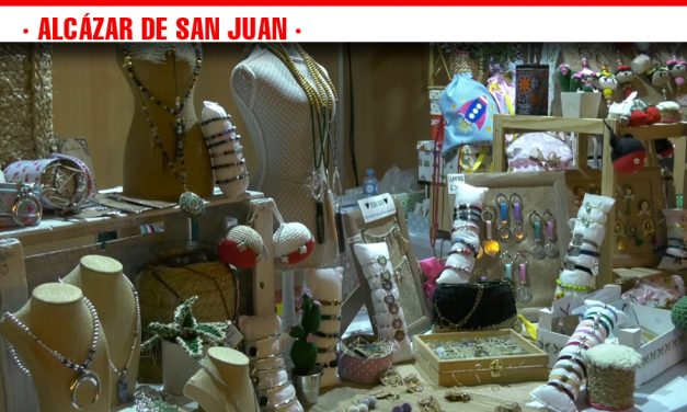 El mercadillo artesano navideño ubicado en la Plaza de España de Alcázar de San Juan permanecerá abierto hasta el 6 de enero