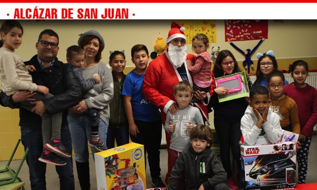 Papá Noel sorprendió con regalos a los niños y niñas del comedor escolar navideño