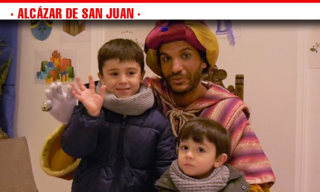 Alcázar de San Juan recibe la visita de los Reyes Magos de Oriente para recoger las cartas de los más pequeños
