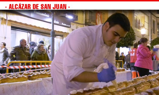Fieles a su cita navideña, la Pastelería La Rosa reparte más de 2.000 porciones de Roscón Solidario a beneficio de Cruz Roja
