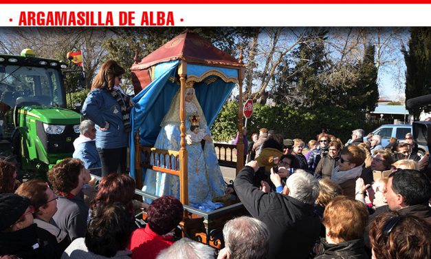Numerosos vecinos y vecinas de Argamasilla de Alba aguardan el paso de la Virgen de Peñarroya de camino a su ermita