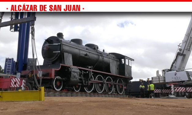 La locomotora de vapor de 27 metros de longitud que presidirá la rotonda de entrada a Alcázar de San Juan llega a su destino