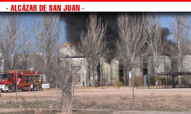 Un incendio consume una nave del almacén de la empresa Albatros de Alcázar de San Juan y provoca una columna de humo visible en toda la localidad
