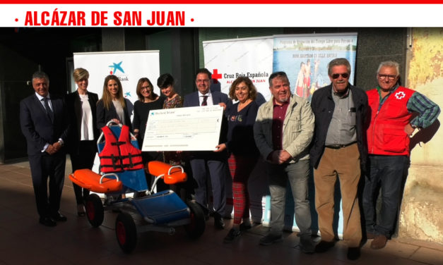 Cruz Roja Alcázar incorpora una nueva silla anfibia al programa ‘Baño adaptado’ para personas con movilidad reducida