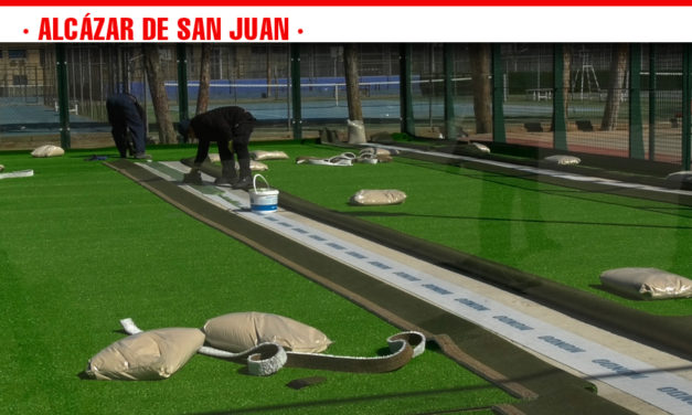 Nuevo césped en las pistas de pádel ubicadas en las instalaciones municipales de Alcázar de San Juan