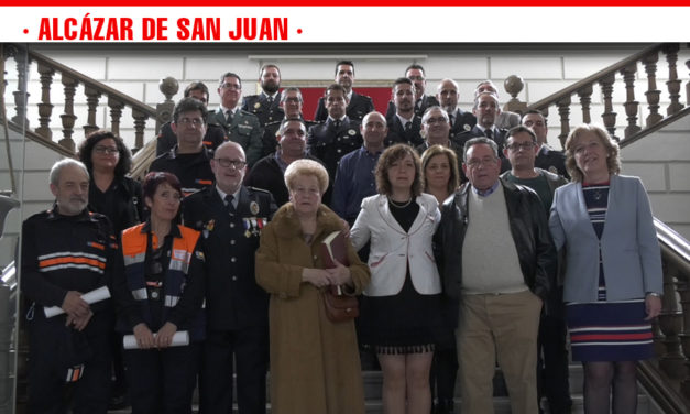 Reconocimientos y entrega de placas conmemorativas en la fiesta del patrón de la Policía Local de Alcázar de San Juan, el Santo Ángel de la Guarda