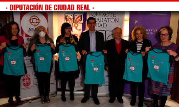 El presidente de la Diputación recibe la camiseta de la 7ª Carrera de la Mujer de Ciudad Real que se celebra el domingo