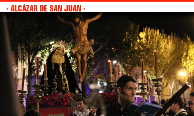 El Santísimo Cristo de la Buena Muerte procesiona por las calles de Alcázar la noche del Martes Santo