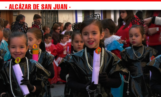 Alumnos de Infantil y Primaria del colegio La Sagrada Familia de Alcázar de San Juan, han sacado a la calle su procesión infantil.