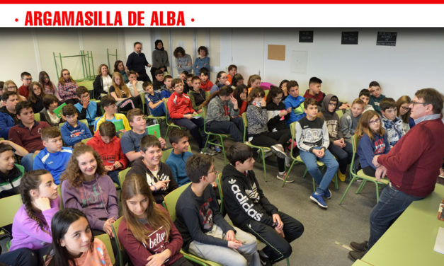 La Biblioteca Municipal “Cervantes” organizó el encuentro de escolares y estudiantes con el escritor Carles Cano