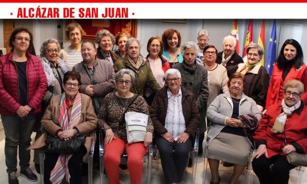 Los mayores del “Taller de Memoria” de Cruz Roja visitan el Ayuntamiento para conocer su historia