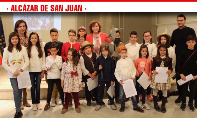 La alcaldesa comparte lectura de El Quijote con el alumnado del colegio Santa Clara
