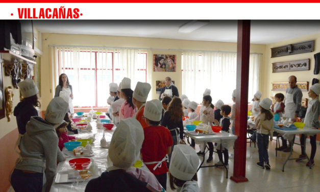 Fin de semana cofrade, 35 niños y niñas aprendieron este sábado a hacer rosquillas en el taller de repostería, organizado por la junta directiva de ‘La Borriquilla’