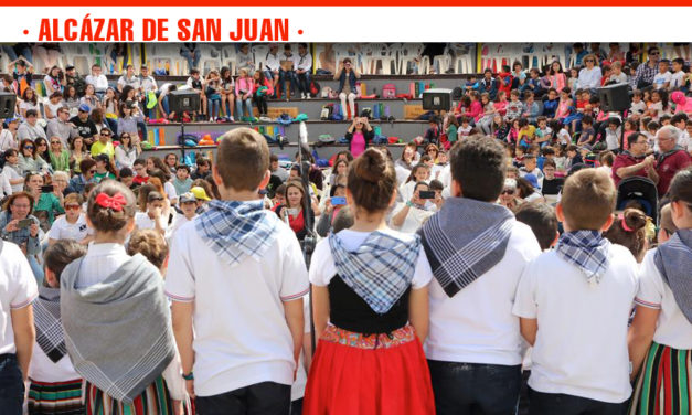 Más de 400 niños dan la bienvenida al mes florido en el Encuentro Escolar de Mayos celebrado en el Parque Cervantes