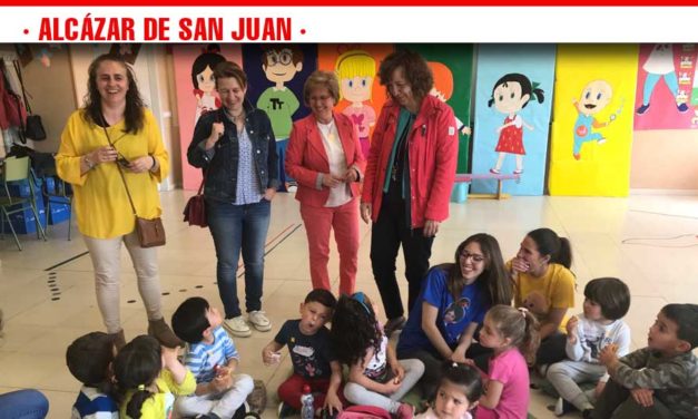 La alcaldesa de Alcázar visitó la EFA “El Gamonal” para conocer el proyecto 2019 del módulo de Educación Infantil