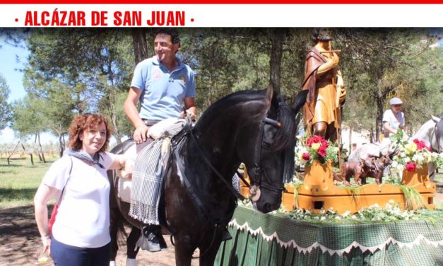 La alcaldesa alcazareña acompañó a vecinos y vecinas de Cinco Casas en la celebración de San Isidro