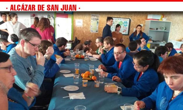 Los alumnos del Centro Ocupacional Frida Kahlo disfrutan de un desayuno saludable dentro de la Jornada “Alimenta tu sonrisa”