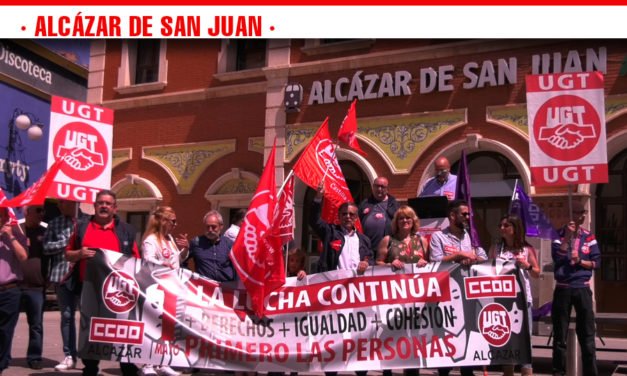 Banderas y pancartas inundan las calles de Alcázar de San Juan en la manifestación del Día del Trabajador este 1 de mayo