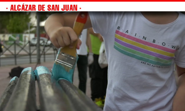 La Asociación Plural LGTBI Mancha Centro, ha dado color a dos bancos Alcázar de San Juan en el Día Internacional de la Diversidad Sexual.