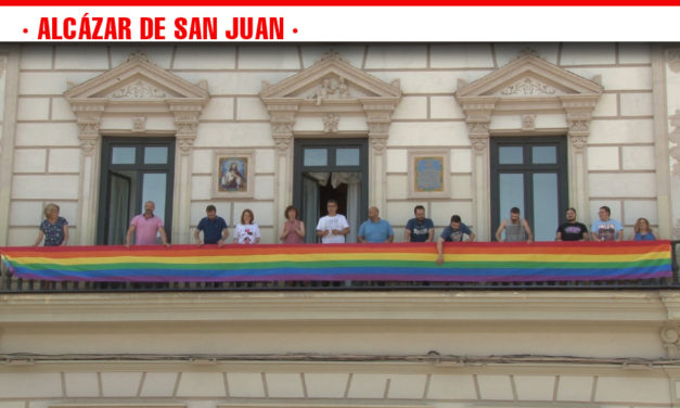La bandera arcoiris preside el balcón del Ayuntamiento de Alcázar de San Juan para conmemorar el Día Internacional de la Diversidad Sexual