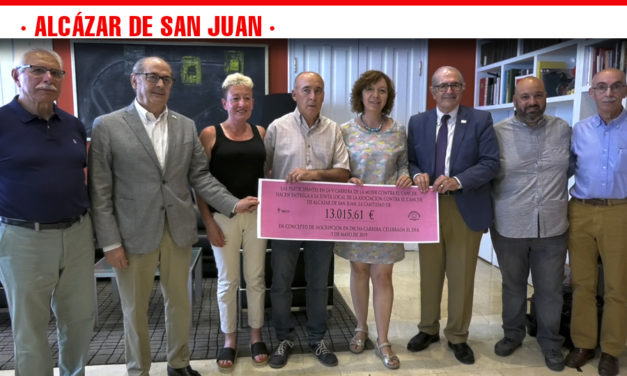 Entrega simbólica de los 13.015,61 euros recaudados en la V Carrera de la Mujer organizada por el CM Altomira a la AECC