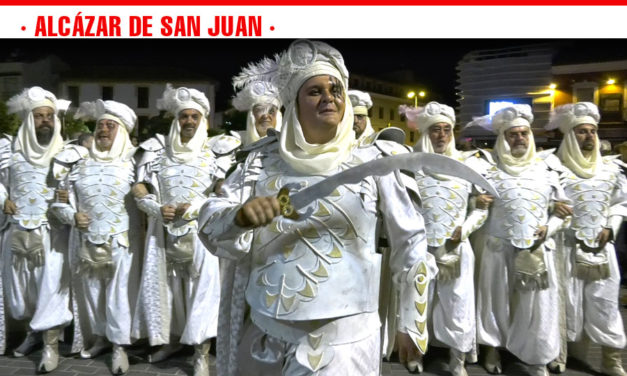 Música, color y pólvora iluminan la Fiesta de Moros y Cristianos en Alcázar de San Juan