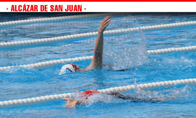 Unos 200 deportistas disfrutan de la piscina municipal alcazareña en el 18º Campeonato Regional de Natación organizado por FECAM