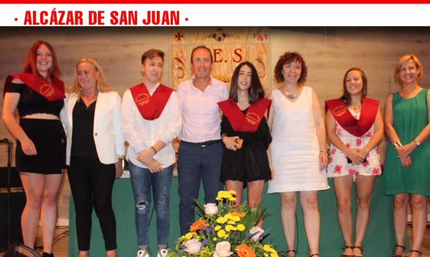 El IES Juan Bosco de Alcázar despide el curso con la imposición de becas a los graduados