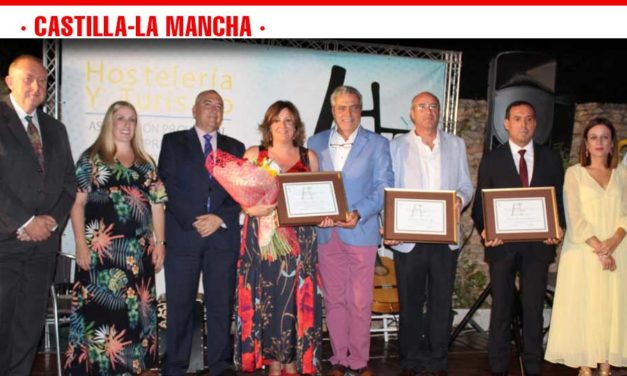 La consejera de Economía, Empresas y Empleo recibe el Premio ‘Santa Marta’ otorgado por la Asociación Provincial de Hostelería de Ciudad Real