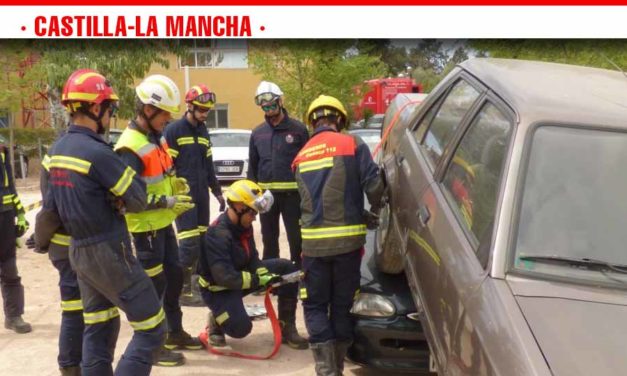 Una veintena de bomberos de Castilla-La Mancha se forman en un curso sobre técnicas de intervención en accidentes de tráfico
